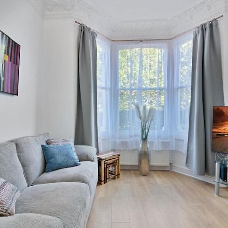 Onsitestays - Tranquil 2 Bedroom Apartment With Large Kitchen, Private Garden Near Wimbledon Station Londyn Zewnętrze zdjęcie