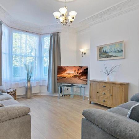 Onsitestays - Tranquil 2 Bedroom Apartment With Large Kitchen, Private Garden Near Wimbledon Station Londyn Zewnętrze zdjęcie