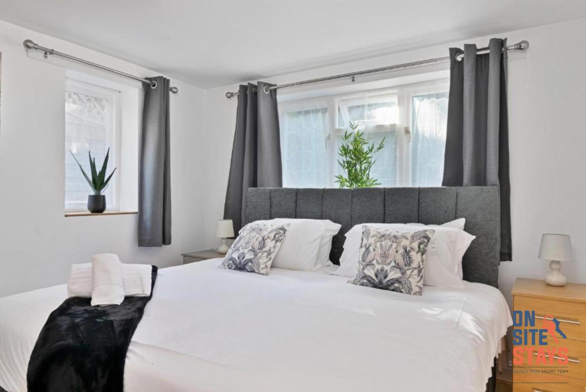 Onsitestays - Tranquil 2 Bedroom Apartment With Large Kitchen, Private Garden Near Wimbledon Station Londyn Zewnętrze zdjęcie