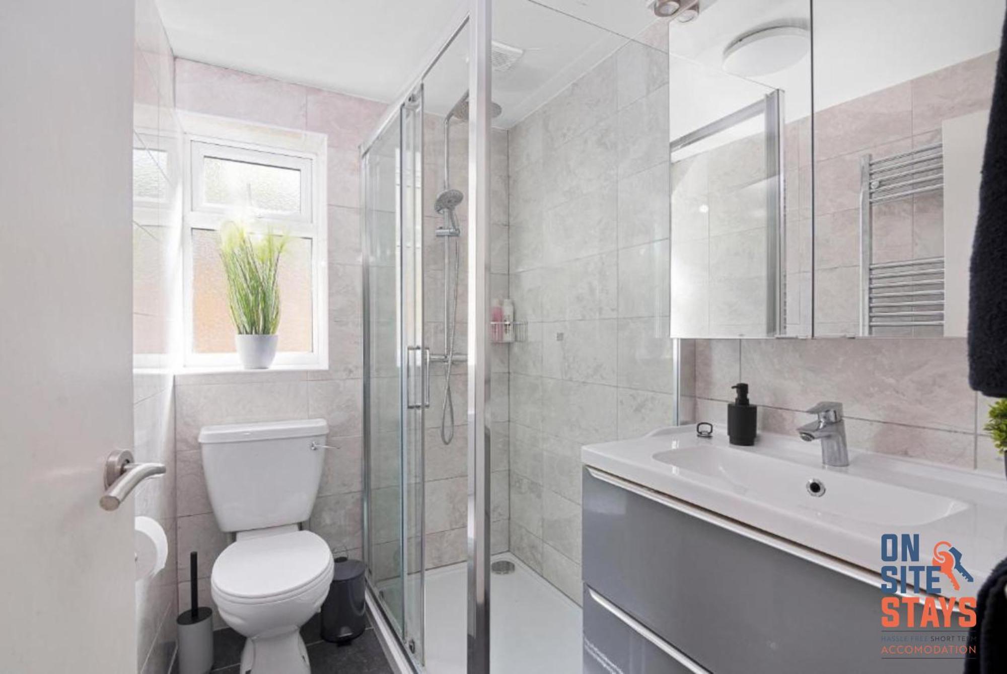 Onsitestays - Tranquil 2 Bedroom Apartment With Large Kitchen, Private Garden Near Wimbledon Station Londyn Zewnętrze zdjęcie