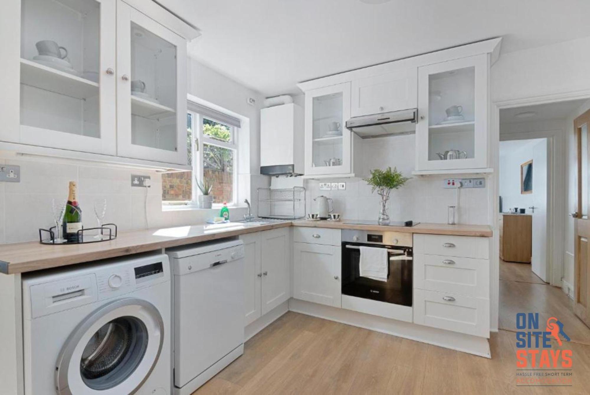 Onsitestays - Tranquil 2 Bedroom Apartment With Large Kitchen, Private Garden Near Wimbledon Station Londyn Zewnętrze zdjęcie