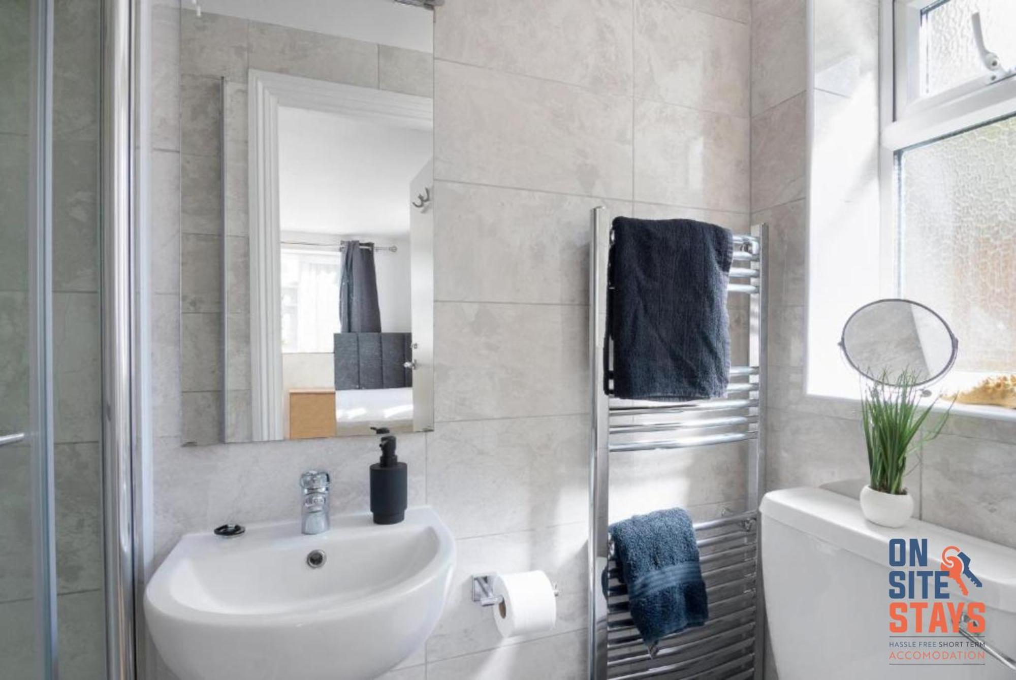 Onsitestays - Tranquil 2 Bedroom Apartment With Large Kitchen, Private Garden Near Wimbledon Station Londyn Zewnętrze zdjęcie