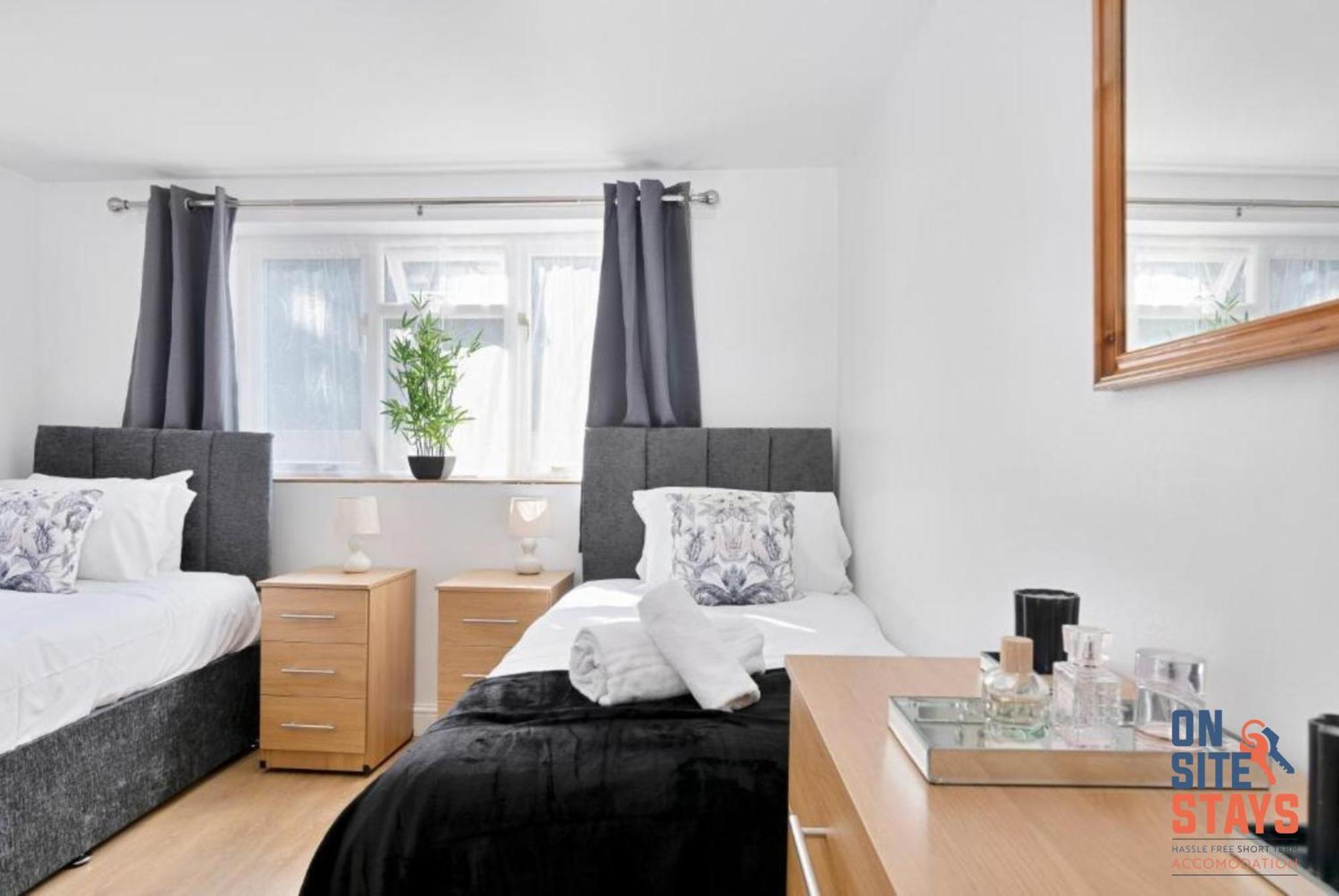 Onsitestays - Tranquil 2 Bedroom Apartment With Large Kitchen, Private Garden Near Wimbledon Station Londyn Zewnętrze zdjęcie