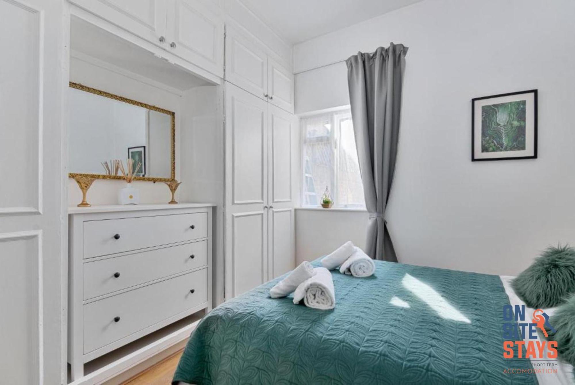 Onsitestays - Tranquil 2 Bedroom Apartment With Large Kitchen, Private Garden Near Wimbledon Station Londyn Zewnętrze zdjęcie