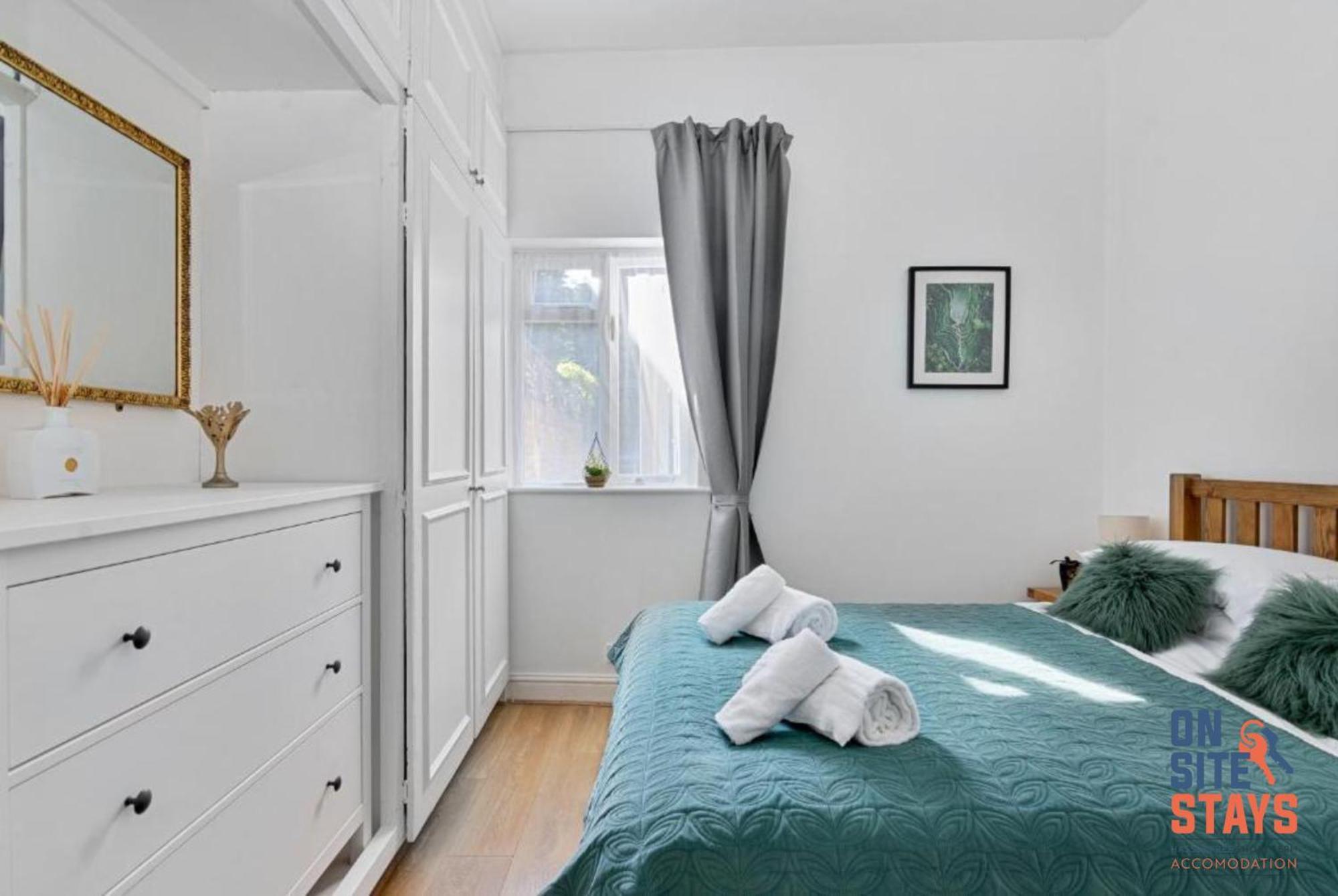 Onsitestays - Tranquil 2 Bedroom Apartment With Large Kitchen, Private Garden Near Wimbledon Station Londyn Zewnętrze zdjęcie