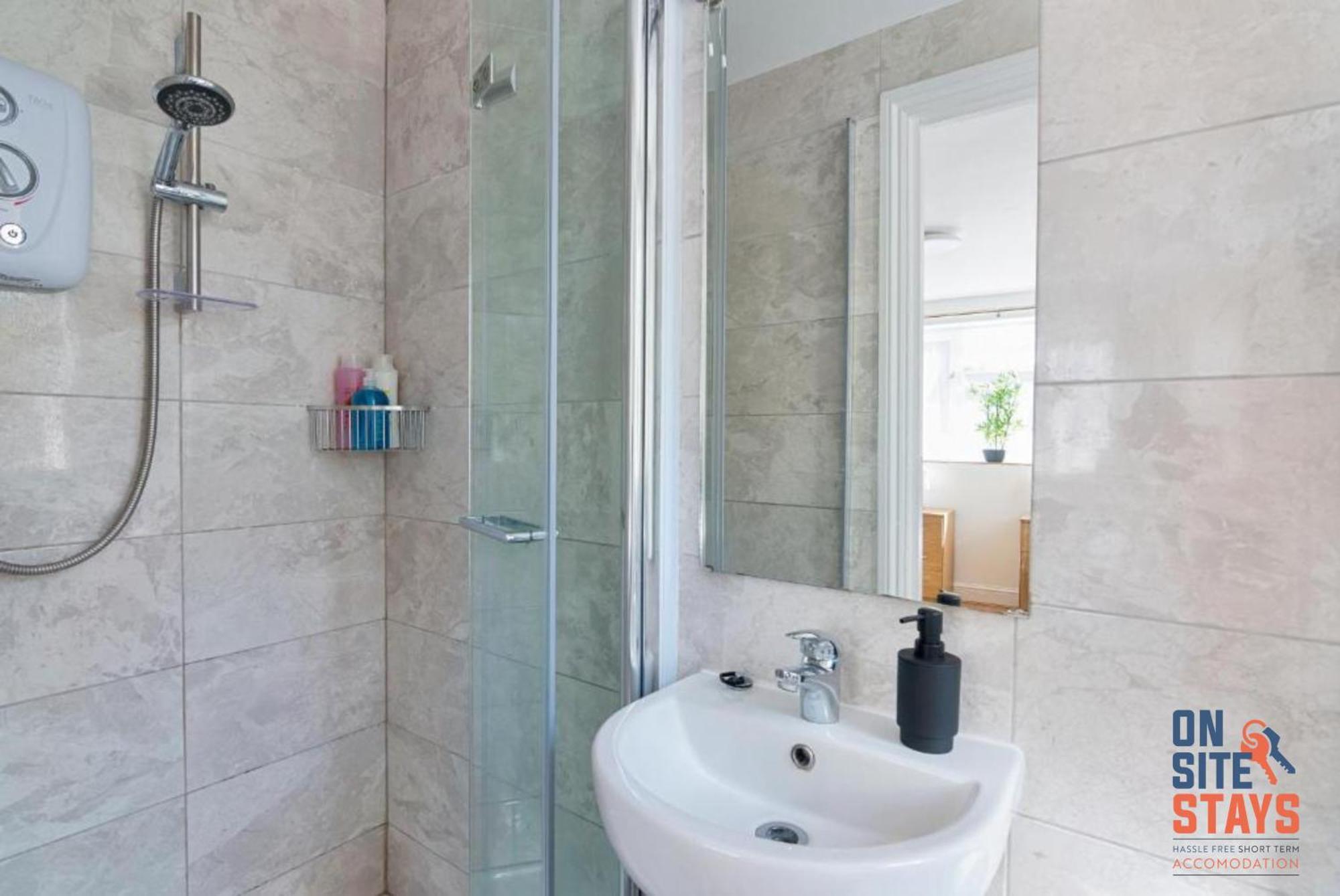 Onsitestays - Tranquil 2 Bedroom Apartment With Large Kitchen, Private Garden Near Wimbledon Station Londyn Zewnętrze zdjęcie